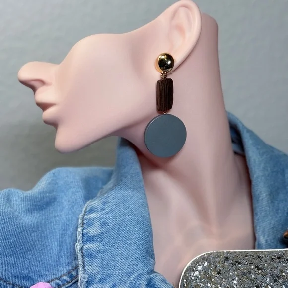 ⚜️🪵 Gold and Gray Statement Earrings ❤️🔥 - Picture 3 of 6